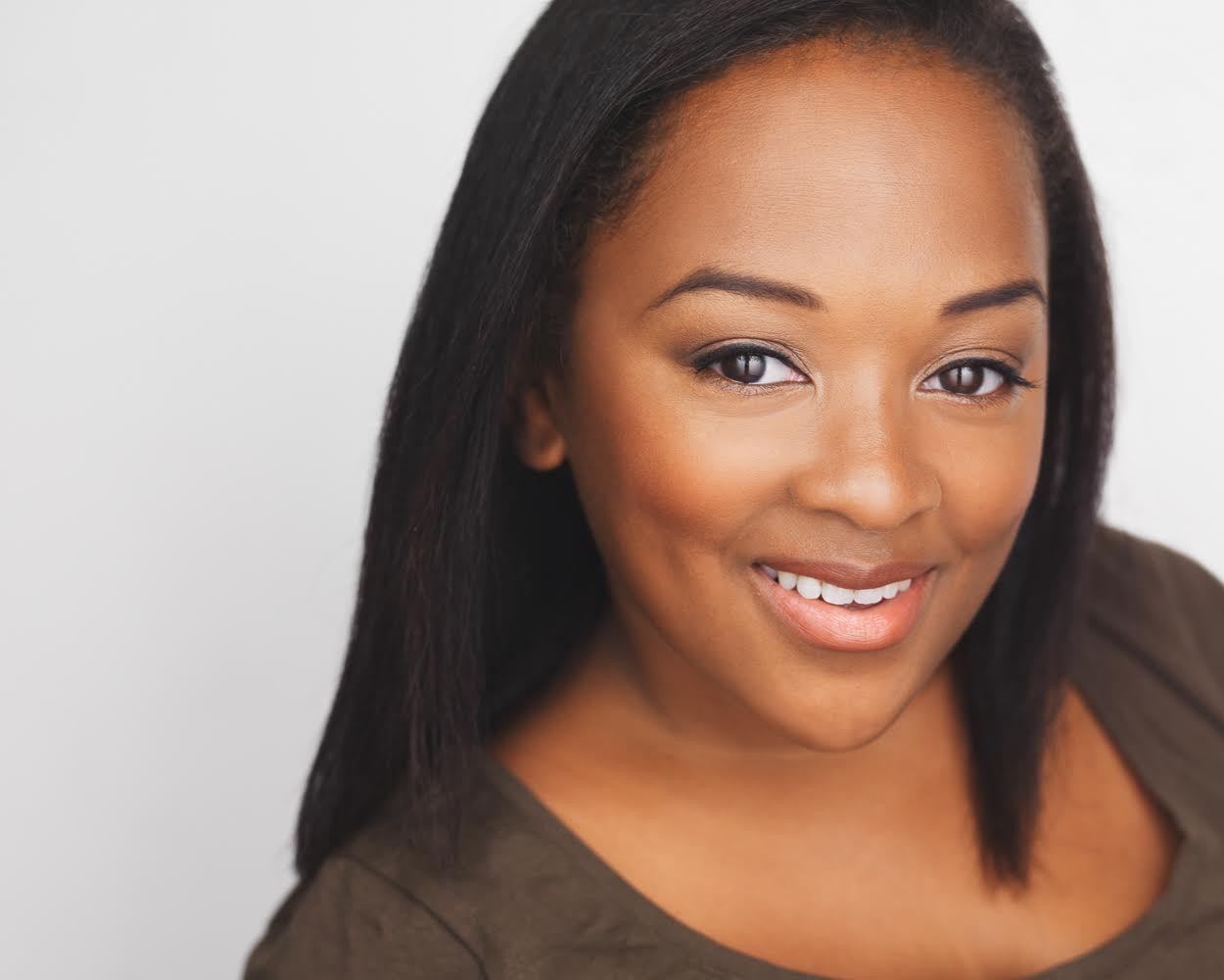 Femme souriante aux cheveux longs et soyeux — perruque lisse DDwig