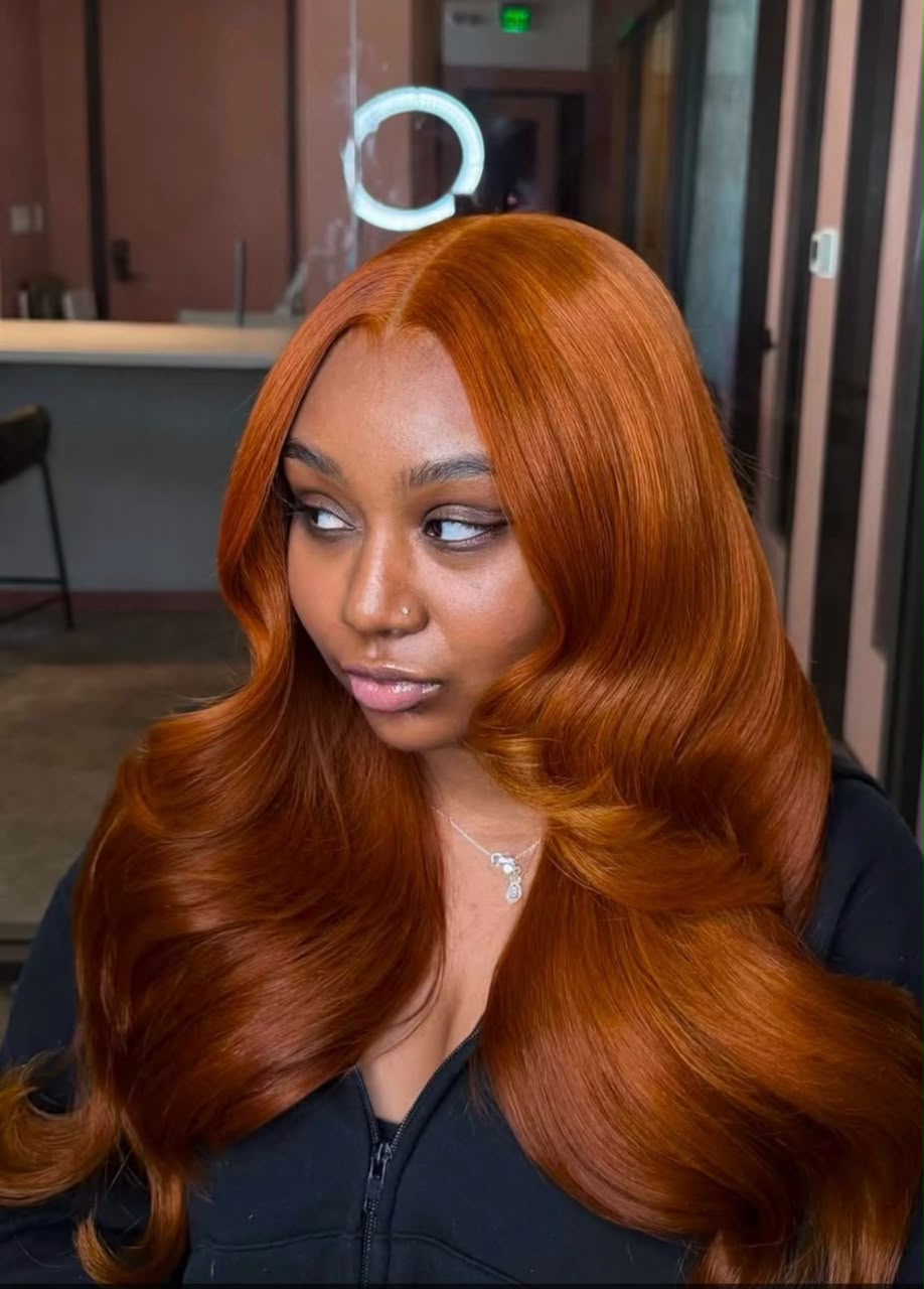 Femme souriante portant une perruque lisse longue aux pointes miel — l'univers DDwig